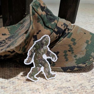 Bigfoot en flor con flores prensadas - Pegatina Sassy Sasquatch