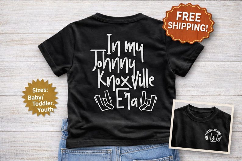 K&ouml;nnte beinhalten: Schwarzes T-Shirt mit dem wei&szlig;en Text "In my Johnny Knoxville Era" und einer Handgesten-Grafik. Erh&auml;ltlich in Baby-, Kleinkind- und Jugendgr&ouml;&szlig;en. Das Bild enth&auml;lt auch ein kleines Bild des Shirts.