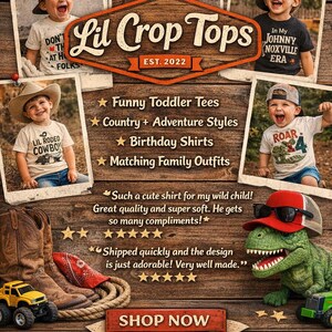 K&ouml;nnte beinhalten: Werbebild f&uuml;r Lil Crop Tops, mit Fotos von Kindern in Grafik-T-Shirts. Das Bild enth&auml;lt Text wie "Funny Toddler Tees" und "Matching Family Outfits", vor einem rustikalen Holz Hintergrund.