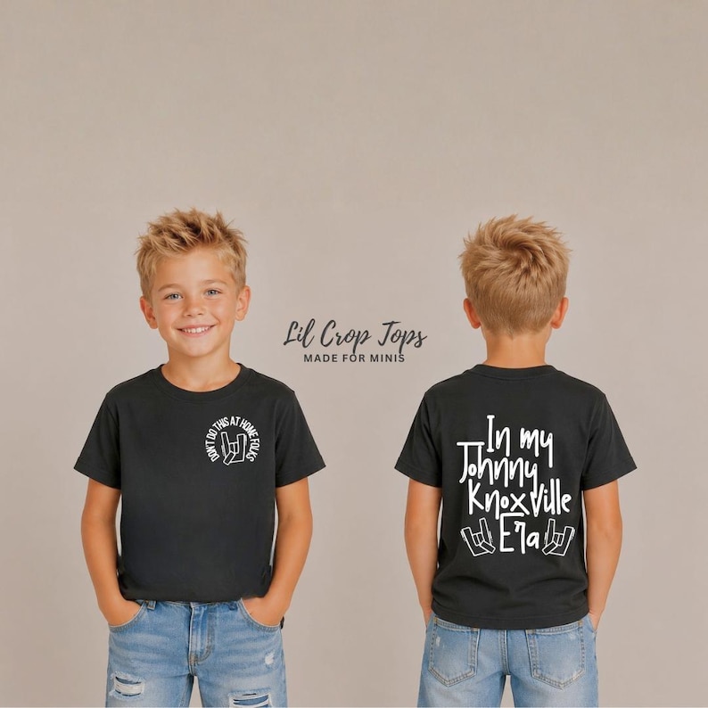 K&ouml;nnte beinhalten: Zwei schwarze T-Shirts mit wei&szlig;em Text und Grafiken. Auf einem Shirt steht "DON'T DO THIS AT HOME FOLKS" mit einer Handgeste. Auf dem anderen steht "In my Johnny Knoxville Era" mit einer Handgeste. Die Shirts werden von einem jungen Mann getragen.