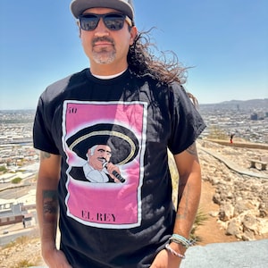 Koszulka z grafiką El Rey, koszulka z kartą Vicente Fernández Lotería, koszula z ikoną muzyki meksykańskiej, koszulka Ranchera Legend inspirowana Loterią
