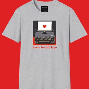 Camiseta gráfica com tema de amor, camiseta com tipografia de amor, camiseta fofa para namorada, camiseta vintage com estampa de máquina de escrever, presente "Eu te amo", camiseta engraçada com citação de amor