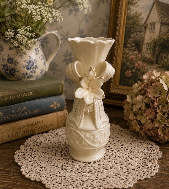 Vintage Geprägte Porzellan Vase: Creme Schleife & Blume, Goldrand