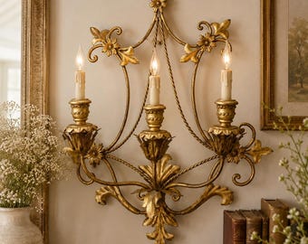 Aplique de pared italiano vintage florentino de hojalata dorada con tres portavelas