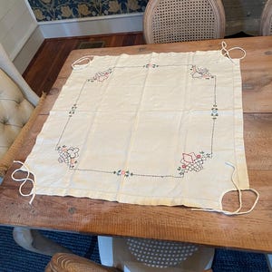 Belle carte de bridge pour dames brodée à la main VTG convient à une nappe de cartes pour cartes, carré de 30,5 pouces avec attaches d'angle