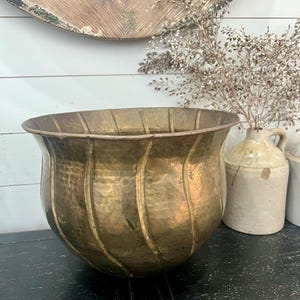 Maceta grande vintage de latón martillado con diseño en espiral, 28 x 38 cm.