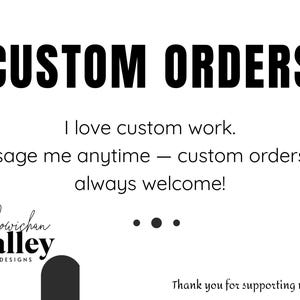 Pu&ograve; includere: Sfondo bianco con le parole "CUSTOM ORDERS" in grassetto nero. Il testo sottostante recita "Amo il lavoro personalizzato. Mandami un messaggio in qualsiasi momento - gli ordini personalizzati sono sempre i benvenuti!" Il logo Cowichan Valley Designs &egrave; in basso.