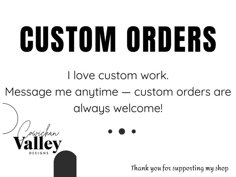 Pu&ograve; includere: Sfondo bianco con le parole "CUSTOM ORDERS" in grassetto nero. Il testo sottostante recita "Amo il lavoro personalizzato. Mandami un messaggio in qualsiasi momento - gli ordini personalizzati sono sempre i benvenuti!" Il logo Cowichan Valley Designs &egrave; in basso.