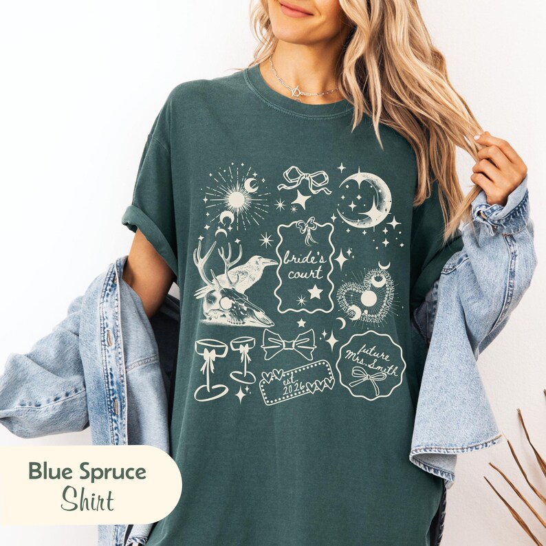 Pu&ograve; includere: Maglietta blu abete con un design grafico color crema con lune, stelle, fiocchi e testo che recita "bride's court" e "future Mrs. Smith". La maglietta ha le maniche arrotolate.