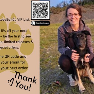 Op de afbeelding: Een promotionele afbeelding met een beige achtergrond, een grote gouden pootafdruk, een QR-code en tekst die uitnodigt om lid te worden van de LoveEditCo VIP-lijst. De tekst bevat instructies om de code te scannen voor korting en een bedankje.