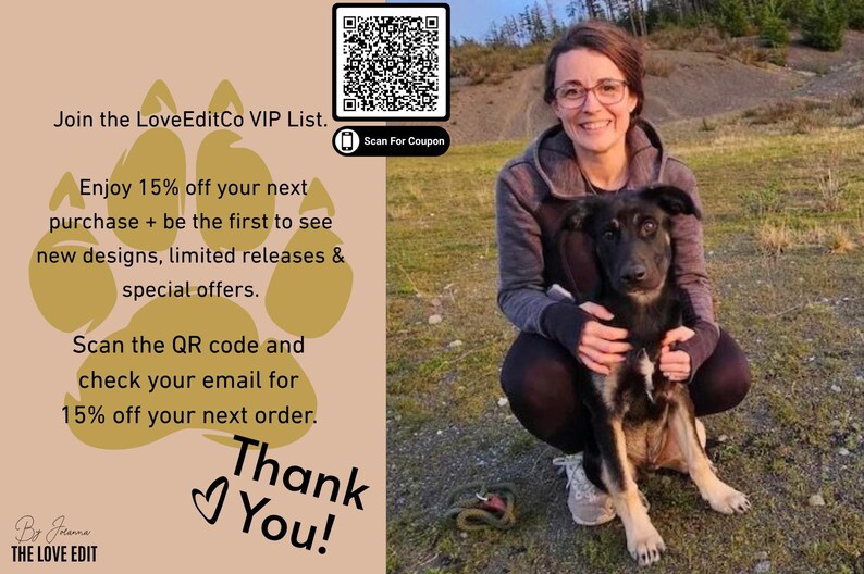 Op de afbeelding: Een promotionele afbeelding met een beige achtergrond, een grote gouden pootafdruk, een QR-code en tekst die uitnodigt om lid te worden van de LoveEditCo VIP-lijst. De tekst bevat instructies om de code te scannen voor korting en een bedankje.