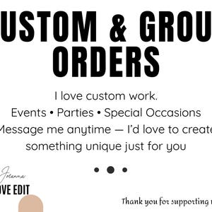 Op de afbeelding: Een wit grafisch bord met vetgedrukte zwarte tekst: CUSTOM & GROUP ORDERS. De aanvullende tekst luidt: I love custom work. Events &bull; Parties &bull; Special Occasions. Message me anytime &mdash; I&rsquo;d love to create something unique just for you. By Jolanna THE LOVE EDIT.