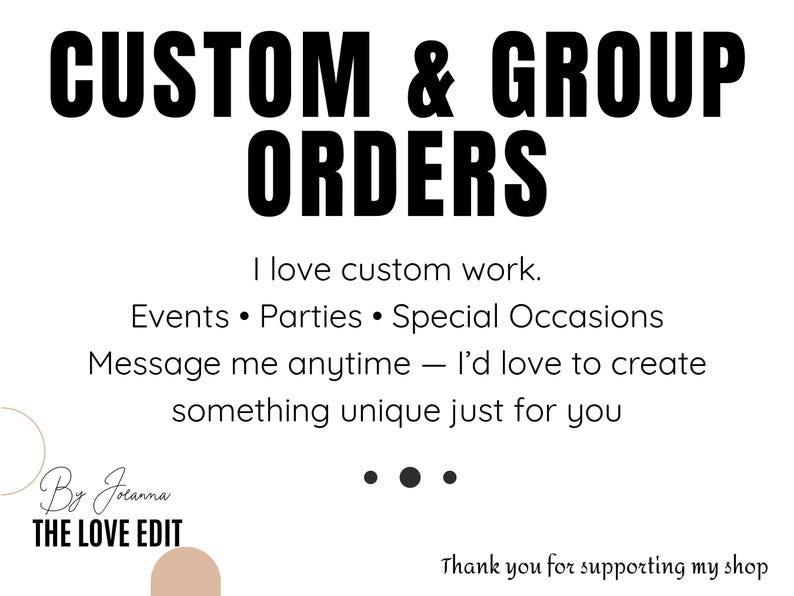 Op de afbeelding: Een wit grafisch bord met vetgedrukte zwarte tekst: CUSTOM & GROUP ORDERS. De aanvullende tekst luidt: I love custom work. Events &bull; Parties &bull; Special Occasions. Message me anytime &mdash; I&rsquo;d love to create something unique just for you. By Jolanna THE LOVE EDIT.