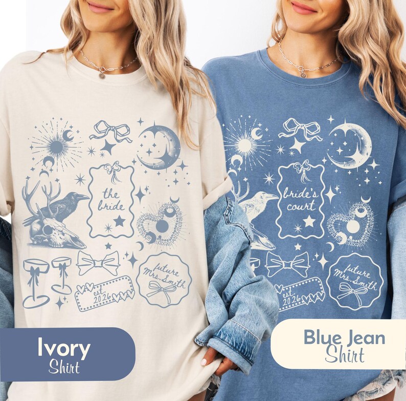 Pu&ograve; includere: Due magliette, una avorio e una blu jeans, con un design celeste di lune, stelle e fiocchi. La maglietta avorio ha il testo "the bride" e la maglietta blu jeans ha il testo "bride's court". Entrambe le magliette hanno il testo "future Mrs. Smith".
