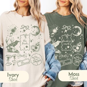 Pu&ograve; includere: Due magliette, una color avorio e una verde muschio, presentano un design celeste con lune, stelle, fiocchi e testo. La maglietta avorio dice "the bride" e "future Mrs. Smith est. 2026". La maglietta verde dice "bride's court".