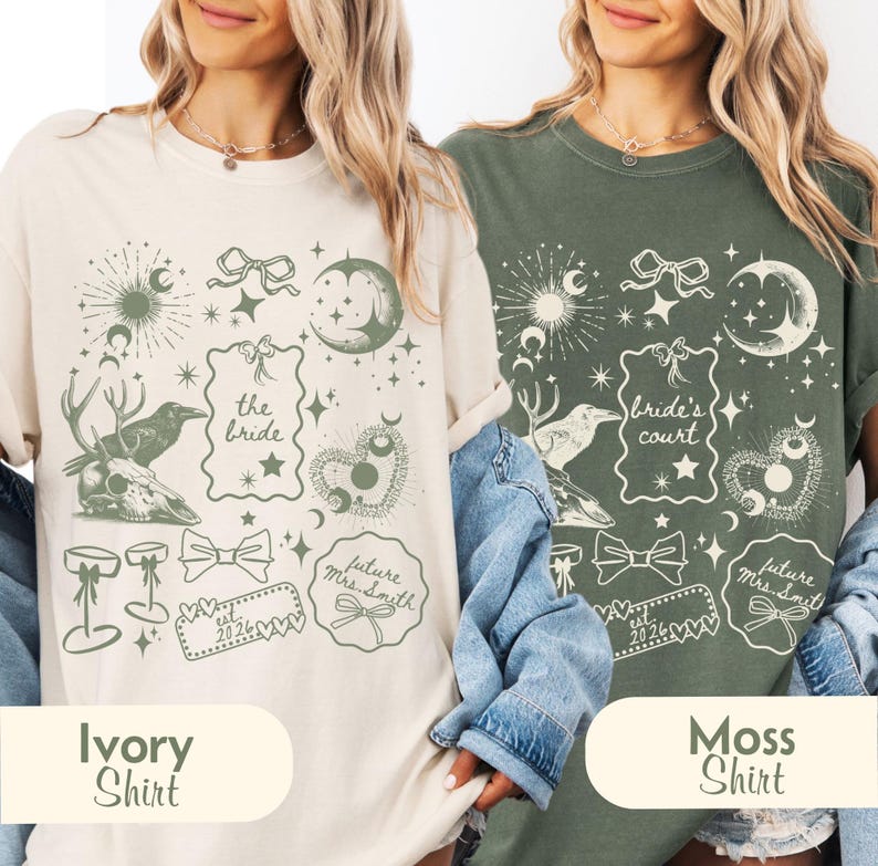 Pu&ograve; includere: Due magliette, una color avorio e una verde muschio, presentano un design celeste con lune, stelle, fiocchi e testo. La maglietta avorio dice "the bride" e "future Mrs. Smith est. 2026". La maglietta verde dice "bride's court".
