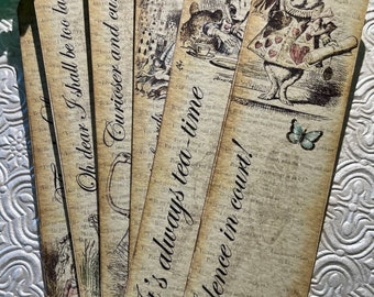 Peut inclure: Ensemble de six marque-pages de style vintage illustrant des scènes d'Alice au pays des merveilles. Les marque-pages sont imprimés sur du papier brun vieilli et comportent des citations du livre, notamment "Oh dear I shall be too late!" et "It's always tea-time".