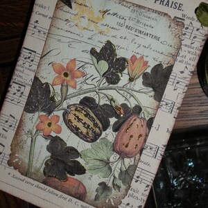 Pode incluir: Um cart&atilde;o em estilo vintage com o tema de A&ccedil;&atilde;o de Gra&ccedil;as com as palavras "THANKSGIVING AND PRAISE". O cart&atilde;o apresenta uma ilustra&ccedil;&atilde;o bot&acirc;nica de ab&oacute;boras, flores e folhas. O fundo inclui escrita manuscrita e notas musicais.