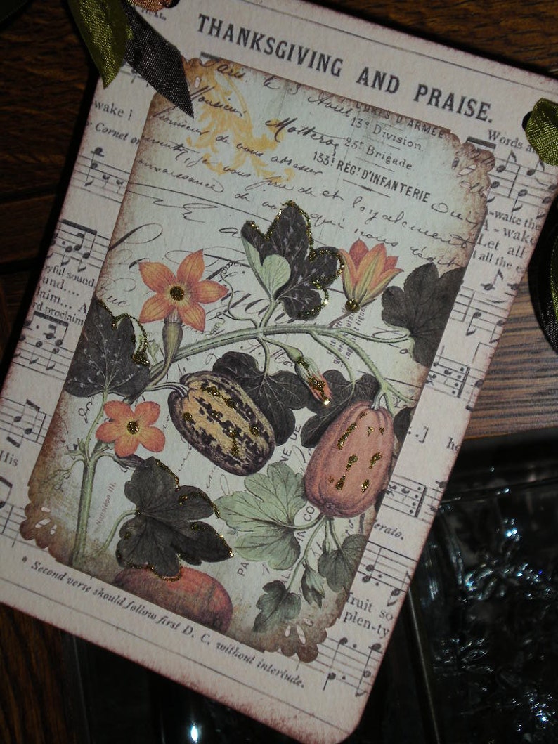 Pode incluir: Um cart&atilde;o em estilo vintage com o tema de A&ccedil;&atilde;o de Gra&ccedil;as com as palavras "THANKSGIVING AND PRAISE". O cart&atilde;o apresenta uma ilustra&ccedil;&atilde;o bot&acirc;nica de ab&oacute;boras, flores e folhas. O fundo inclui escrita manuscrita e notas musicais.