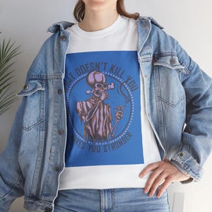 T-shirt graphique motivant - « Ce qui ne vous tue pas, vous rend plus fort », tenue décontractée, idée cadeau pour des amis, style de tous les jours, source d&#39;inspiration