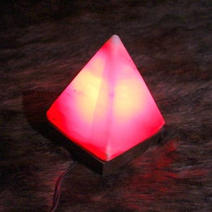 Pyramide Himalayan Salzlampe, Rosa Salzlampe, 100% reines natürliches Steinsalz, Handgefertigte Salzlampe, Holzsockel, Handgefertigte Lampe, Wohnkultur, Geschenk