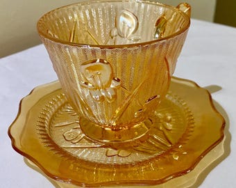 Taza de té y platillo Jeannette Glass iridiscente de caléndula, con estampado de iris y espiga - VINTAGE