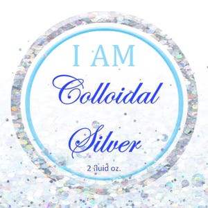 Könnte beinhalten: Ein Etikett für "I AM Colloidal Silver" mit blauem und weißem Text. Das Etikett enthält Zutaten, Anweisungen, Vorteile und Geschichte. Das Produkt enthält 100 % reines kolloidales Silber, 20 PPM, und ist 59 ml.