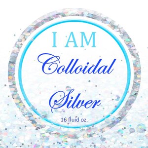 Puede incluir: Una etiqueta para "I AM Colloidal Silver" con un diseño azul y plateado. La etiqueta incluye el texto "100% Pure Colloidal Silver 20 PPM" y "16 fl oz". También enumera beneficios e instrucciones.