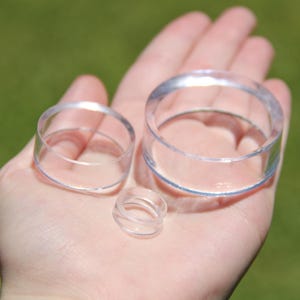 Op de afbeelding: Drie transparante plastic ringen in verschillende maten. De ringen zijn op elkaar gestapeld.