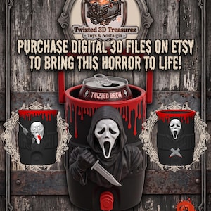 Puede incluir: Un enfriador de bebidas negro con una figura de Ghostface sosteniendo un cuchillo y detalles de pintura roja que gotea. El enfriador incluye un grifo y contiene una lata de Twizted Brew. Texto: Purchase digital 3D files on Etsy to bring this horror to life!