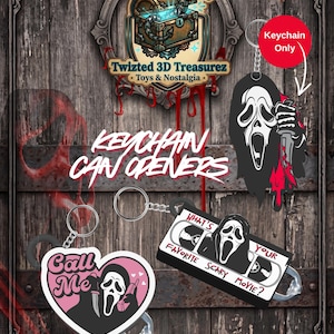 Puede incluir: Tres abrebotellas tipo llavero con temática de terror que presentan al personaje Ghostface. Uno tiene forma de corazón con el texto Call Me, otro es un diseño de cinta VHS con el texto What's Your Favorite Scary Movie?, y otro es una figura de Ghostface.