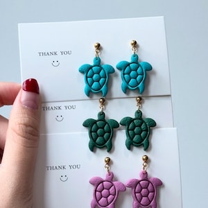 Handgemachte grüne Meeresschildkröten Polymer Clay Ohrringe, Ocean Sealife Strand Schmuck für Frauen, Minimalist Tier Ohrstecker, handgemachte Sommer Accessoires