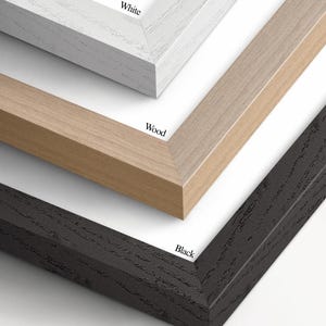 Op de afbeelding: Close-up van drie hoeken van fotolijsten in wit, hout en zwart. Het witte frame is geschilderd met een getextureerde afwerking. Het houten frame heeft een natuurlijke houtnerf. Het zwarte frame heeft een getextureerde afwerking. De tekst onderaan luidt "Meerdere framekleuropties."