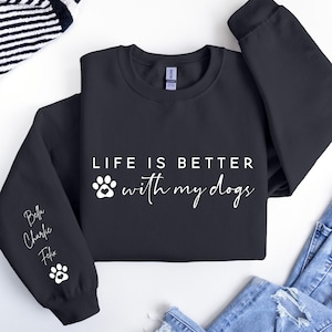 Bluza z kapturem Life is Better With My Dogs, spersonalizowana koszulka dla mamy psa, spersonalizowany prezent z imieniem psa dla rodziców zwierząt domowych, prezent na Walentynki