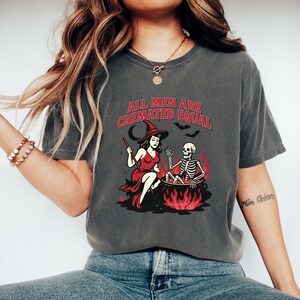 Camiseta Comfort Colors® Todos los hombres son creados iguales, Camiseta para hombres cremados, Camiseta feminista de Halloween, Temporada de Halloween espeluznante, Truco o trato de Halloween