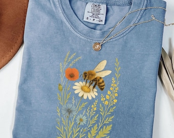 Comfort Colors® Bee Wildflower T-shirt, vintage bijenshirt voor natuurliefhebbers, esthetisch T-shirt met cottagecore bloemen, schattig tuininsect shirt cadeau