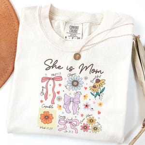 Comfort Colors® She Is Mom Shirt, Silna mama, Prezent na Dzień Matki, Błogosławiona mama Shirt, Koszulka z wersetem biblijnym, Religijna mama, Chrześcijańska mama Shirt