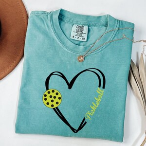 Comfort Colors® Pickleball-tröja, Pickleball-spelarepresent, klippfiler för Cricut, älskar att spela Pickleball-present till mamma, hjärtformad t-shirt, sportig present bild 4