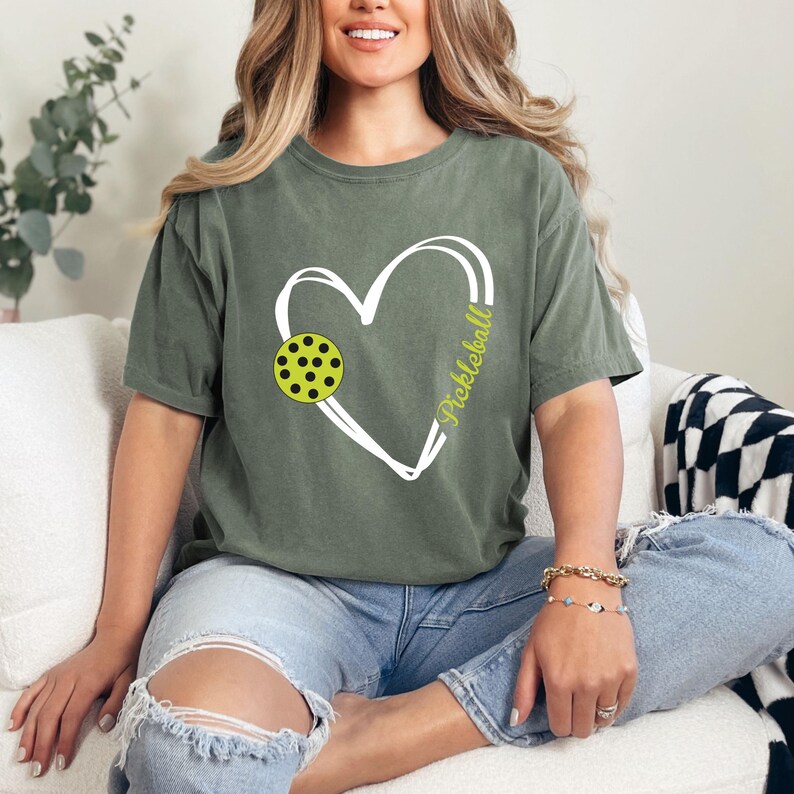Comfort Colors® Pickleball-tröja, Pickleball-spelarepresent, klippfiler för Cricut, älskar att spela Pickleball-present till mamma, hjärtformad t-shirt, sportig present bild 3