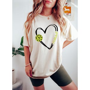 Comfort Colors® Pickleball-tröja, Pickleball-spelarepresent, klippfiler för Cricut, älskar att spela Pickleball-present till mamma, hjärtformad t-shirt, sportig present bild 2