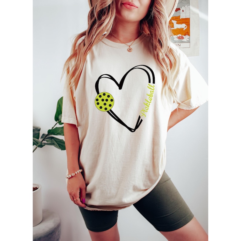 Comfort Colors® Pickleball-tröja, Pickleball-spelarepresent, klippfiler för Cricut, älskar att spela Pickleball-present till mamma, hjärtformad t-shirt, sportig present bild 2