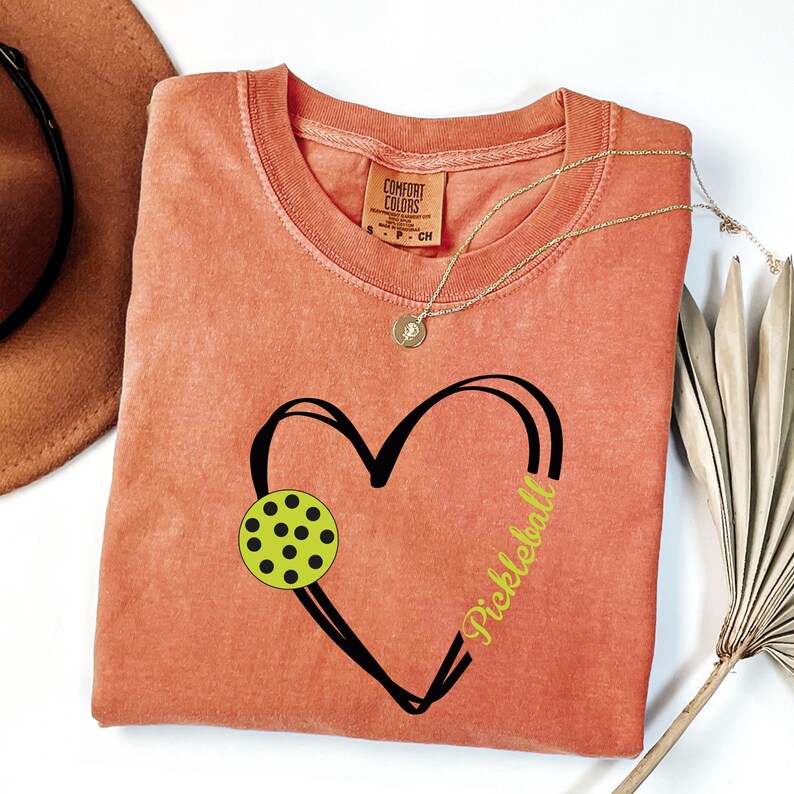 Comfort Colors® Pickleball-tröja, Pickleball-spelarepresent, klippfiler för Cricut, älskar att spela Pickleball-present till mamma, hjärtformad t-shirt, sportig present bild 5