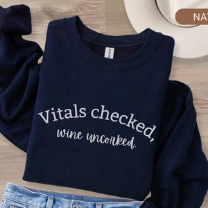 Camisa de enfermera de vino, sudadera de enfermera, linda sudadera de enfermera, regalo divertido de enfermera, enfermera graduada, suéter profesional médico, regalo de vida de enfermera