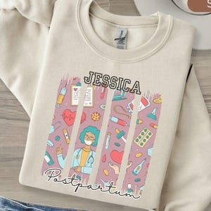 Maglione infermiere personalizzato, infermiere madre bambino, girocollo infermiere post-parto, regalo infermiere RN, maglietta con pennellate, regalo di laurea in infermieristica
