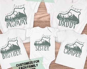 Maglietta "One Happy Camper", maglietta "Happy Camper First Birthday", abbigliamento da campeggio coordinato per tutta la famiglia, magliette personalizzate per il campeggio in famiglia, maglietta "Papà, Mamma e Bambino"