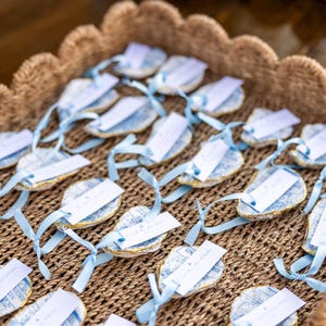 Tarjetas de lugar para la disposición de los asientos de la boda en la costa: azul y blanco, Newport RI