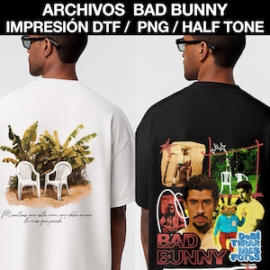 Könnte beinhalten: Zwei T-Shirts, eines weiß und eines schwarz, mit Bad Bunny-Designs. Das weiße Shirt zeigt eine tropische Szene mit Stühlen und Text. Das schwarze Shirt zeigt eine Collage von Bildern und Text, darunter "BAD BUNNY" und "DeBi TIRAR MÁS FOTOS."