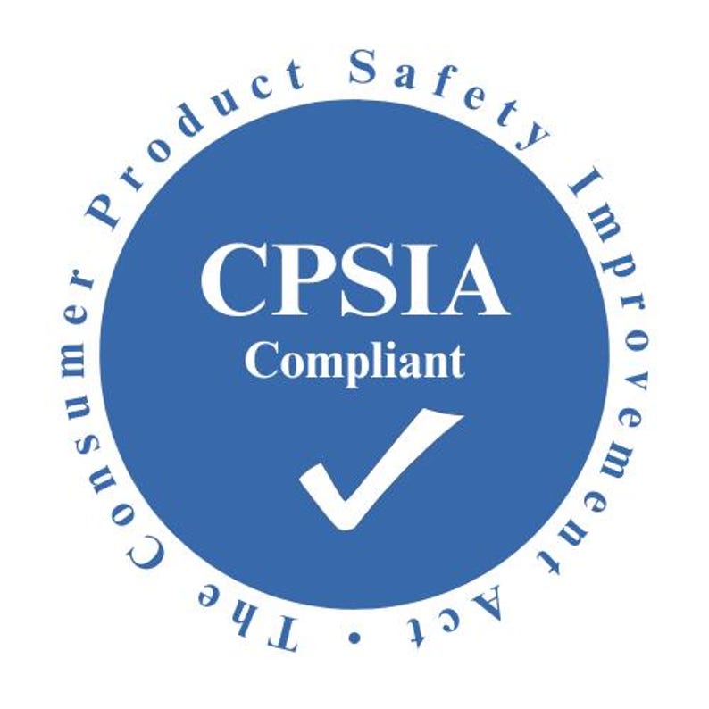 Może przedstawiać: Niebieskie koło z białym tekstem, kt&oacute;ry brzmi "Product Safety Improvement Act of 2008. The Consumer Product Safety Improvement Act. CPSIA Compliant" z białym znacznikiem wyboru.
