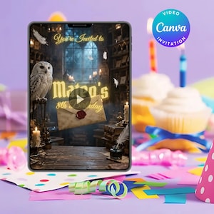 Könnte beinhalten: Ein digitales Tablet mit einer Video-Einladung zum 8. Geburtstag von Mateo. Der Bildschirm zeigt eine Schnee-Eule, einen Brief mit Wachssiegel und einen Bibliotheks-Hintergrund mit dem Text 'You're Invited to Mateo's 8th Birthday' in Gelb.