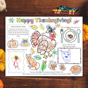 Op de afbeelding: Een printbare Thanksgiving kleurplaat met een kalkoen, een pompoen, een taart en een vos. De pagina bevat ook een sectie om een ​​favoriete Thanksgiving-gerecht te tekenen, een drijver voor de Thanksgiving-parade en iets waar je dankbaar voor bent. De pagina bevat de tekst "Gelukkig Thanksgiving!" en "Dank voor de maaltijden".